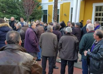 GJENDJA SHËNDETËSORE E NAFTËTAREVE PËRKEQËSOHET! QYTETARË MBLIDHEN NË PROTESTË: RAMA DUHET TË VIJË ME NJË PËRGJIGJE KONKRETE