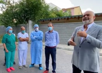 Kryeministri Edi Rama dhe mjekët