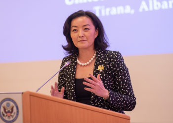 Ambasadorja amerikane, Yuri Kim