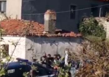 VIDEO/ POLICIA SHOQËRON ISH- DEPUTETIN EDUARD NDOCAJ, NUK KISHTE FTESË NË PËRURIMIN E SHTËPISË-MUZE TË AT FISHTËS