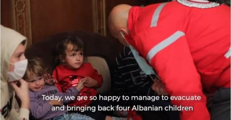 NIS RIATDHESIMI I FËMIJËVE SHQIPTARË NGA SIRIA NË SHQIPËRI, TË PARËT DO TË MERREN 4 FËMIJË DHE NJË GRUA