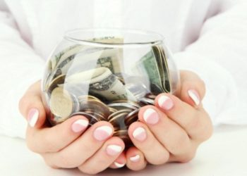 FRIKA NGA COVID-19, SHQIPTARËT SHTOJNË KURSIMET, REKORDI I 9 VITEVE TË FUNDIT