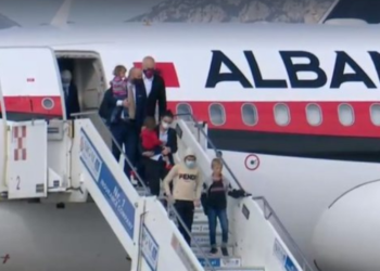 Momenti kur fëmijë mbërritën në Tiranë