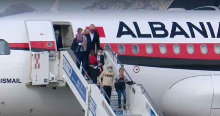 Momenti kur fëmijë mbërritën në Tiranë