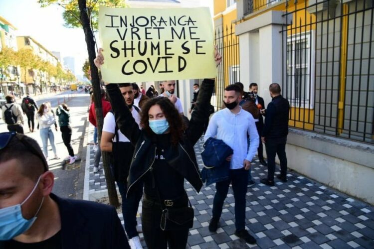 ‘INJORANCA VRET MË SHUMË SE COVID-I’ NISIN SËRISHT PROTESTAT STUDENTORE, SHKAK MËSIMI ONLINE