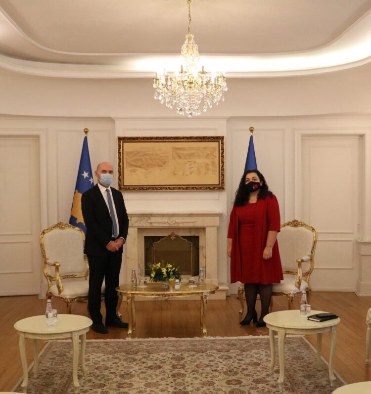 ZYRTARE/ VJOSA OSMANI MERR DETYRËN E PRESIDENTES