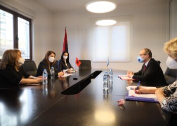 PËRBALLIMI I PANDEMISË/ MANASTIRLIU TAKOHET ME DREJTORIN RAJONAL TË OBSH-ËS PËR EVROPËN