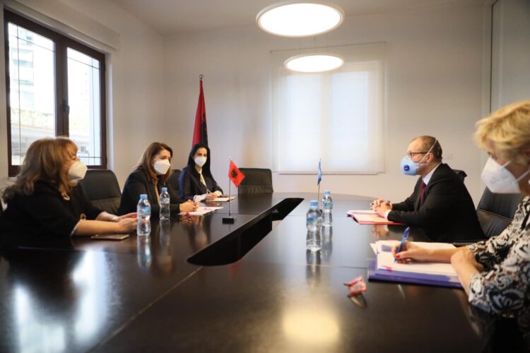 PËRBALLIMI I PANDEMISË/ MANASTIRLIU TAKOHET ME DREJTORIN RAJONAL TË OBSH-ËS PËR EVROPËN