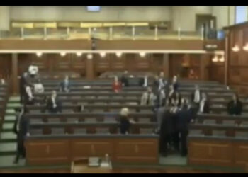 Përplasje fizike në Kuvendin e Kosovës, deputeti i LDK-së përleshet me deputetët e VV-së (VIDEO)