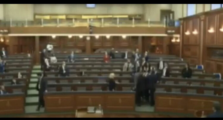 Përplasje fizike në Kuvendin e Kosovës, deputeti i LDK-së përleshet me deputetët e VV-së (VIDEO)