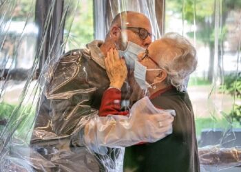 ITALI/ DASHURI NË KOHËRAT E CORONAVIRUSIT, SI TË BËSH TË MUNDUR PËRQAFIMIN MES NJERËZVE NË KOHË PANDEMIE