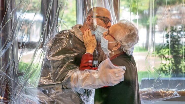 ITALI/ DASHURI NË KOHËRAT E CORONAVIRUSIT, SI TË BËSH TË MUNDUR PËRQAFIMIN MES NJERËZVE NË KOHË PANDEMIE