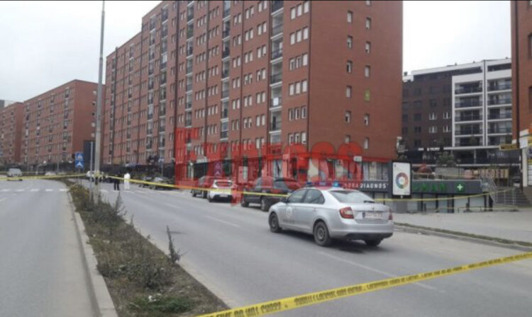 Alarm në Prishtinë, grabitësit shpërthejnë bankomatin me tritol, qëllojnë me armë zjarri drejt rojes