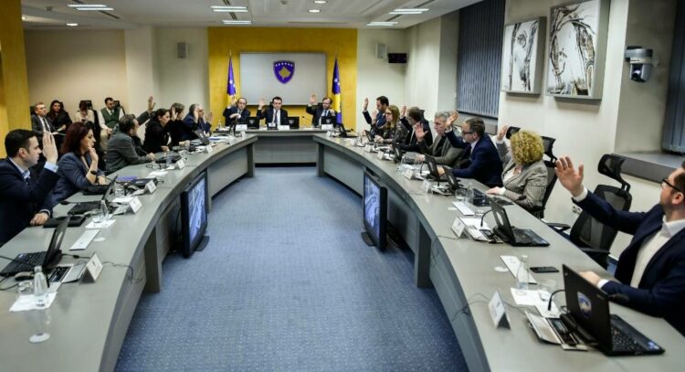 KOSOVA NJË DITË PAS ‘TËRMETIT’ TË SPECIALES, HOTI THËRRET NË MBLEDHJE URGJENTE MINISTRAT