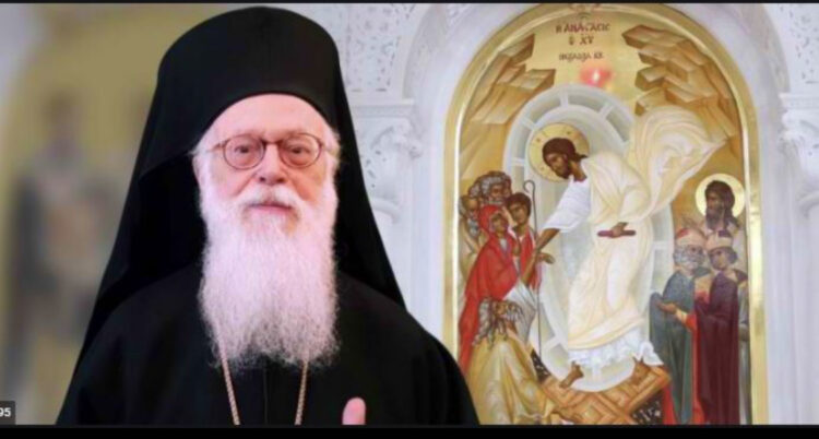 U infektua me Covid-19 dhe u dërgua për kurim në Greqi/ Përmirësohet gjendja e Kryepeshkopit Anastas Janullatos