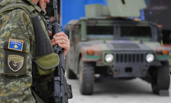 Eksperti i sigurisë: Ndërkombëtarët po heshtin ndaj kërcënimeve të Serbisë, ushtria e Kosovës duhet të armatoset