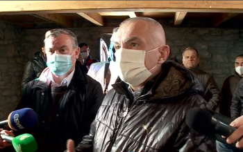 Nuk pranon të flasë për Ramën/ Meta nga Kisha e Prullit: Të lutemi për mjekët dhe infermierët që luftojnë me Covid-19