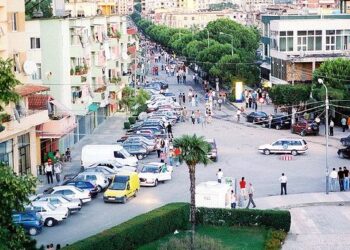 Gruaja hidhet nga kati i dytë i banesës, ndërron jetë në vend. Policia jep detajet