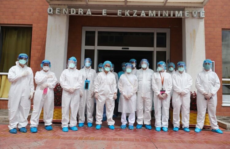 Shtimi i viktimave në radhët e bluzave të bardha/ Presidenti Meta thirrje qeverisë: Trajtim financiar për mjekët dhe infermierët. Koha nuk pret!