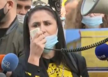 “DO SHKOJMË NË LOKALE, TA BËJMË ATY MËSIMIN!” STUDENTËT VIJOJNË PROTESTËN PËRPARA MINISTRISË SË ARSIMIT