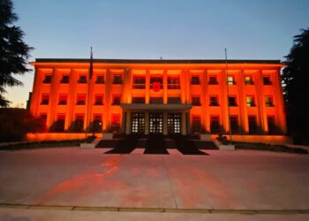 Presidenca “vishet” portokalli/ Meta mesazh për dhunën ndaj grave: Duhet forcuar dhe zbatuar ligji ndaj dhunuesve!