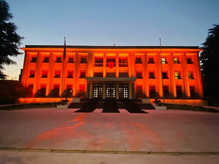 Presidenca “vishet” portokalli/ Meta mesazh për dhunën ndaj grave: Duhet forcuar dhe zbatuar ligji ndaj dhunuesve!