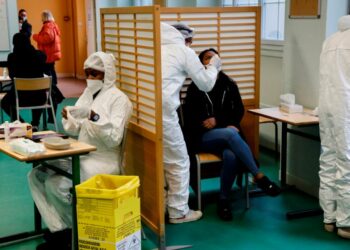 Franca përballet me rezistencë të publikut ndaj vaksinës kundër Covid-19