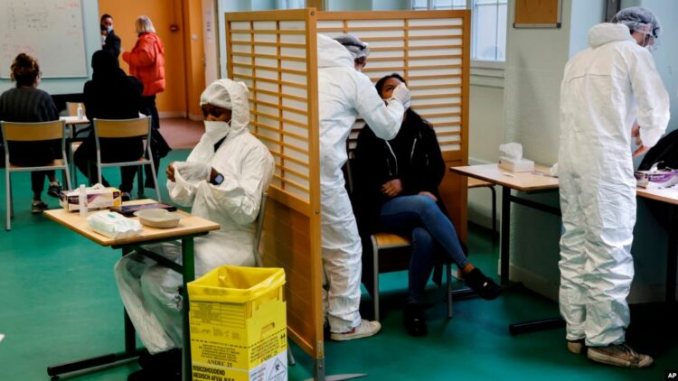 Franca përballet me rezistencë të publikut ndaj vaksinës kundër Covid-19