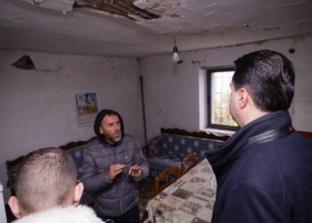 “NUK NA RINDËRTOJNË SHTËPINË SE KEMI QENË NË MITINGUN E PD-SË”/BASHA TAKON BANORËT E PREKUR NGA TËRMETI