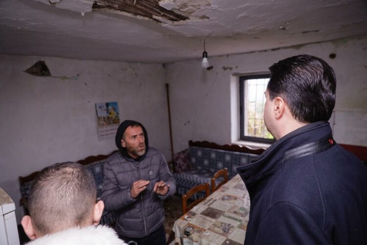 “NUK NA RINDËRTOJNË SHTËPINË SE KEMI QENË NË MITINGUN E PD-SË”/BASHA TAKON BANORËT E PREKUR NGA TËRMETI