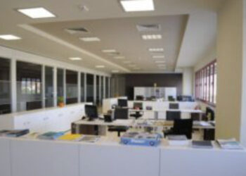 DAP nxjerr urdhrin për administratën: Si do organizohet puna në distancë dhe në zyrë