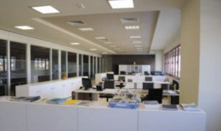 DAP nxjerr urdhrin për administratën: Si do organizohet puna në distancë dhe në zyrë