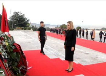 Kryemadhi homazhe te monumenti “Nëna Shqipëri”, mesazhi që ka për politikën: Të mos bëhen më gabimet e të kaluarës, të mbyllet një herë e mirë tranzicioni