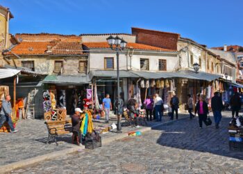 Korça popullohet për festa, sa po respektohen masat anti-COVID?
