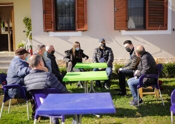 Basha në familjen Çuka në Thumanë/ Vajza: Një vit nga tërmeti asnjë masë s’është marrë, dua drejtësi për mamin dhe vëllain