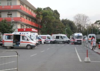 “Shqetësimi më i madh lidhet me infektimin e personelit spitalor”/ VOA: Vatra të shumta në qarkun e vogël….