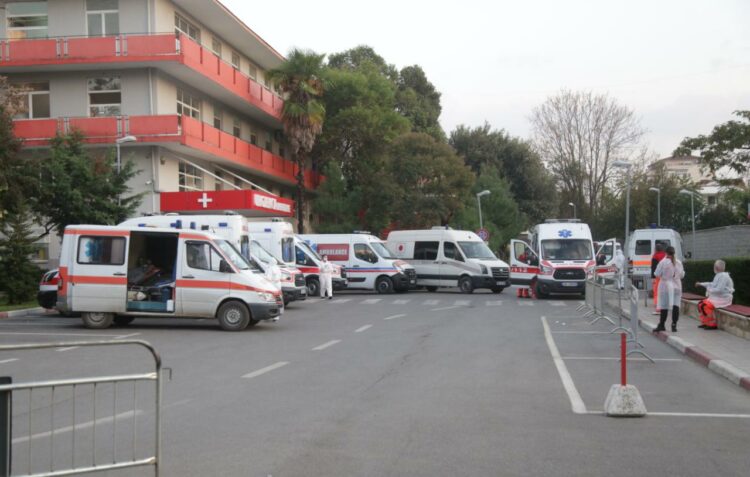 “Shqetësimi më i madh lidhet me infektimin e personelit spitalor”/ VOA: Vatra të shumta në qarkun e vogël….