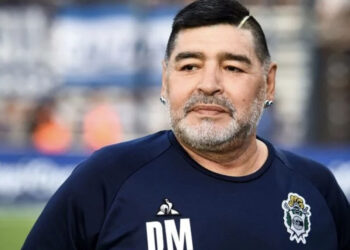 Ndahet nga jeta legjenda e futbollit, Maradona