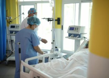 Prej disa ditësh i shtruar në Infektiv, koronavirusi i merr jetën policit në Elbasan (Emri)