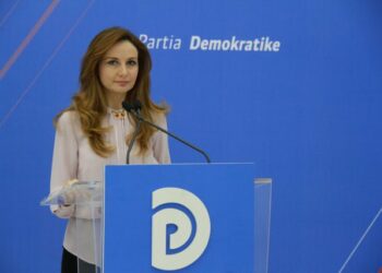 “PROPAGANDË DHE NË FATKEQËSI…” ISH DEPUTETJA DENONCON: PO MANIPULOJNË SHQIPTARËT DUKE GËNJYER