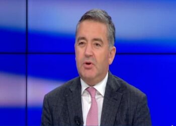 Bëri bujë në rrjet, por Klosi nuk tërhiqet : “Muzika e lartë përhap Covid-19. Kam studiuar për elektronikë”