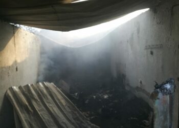 Lushnje/ Banesa shkrumbohet nga flakët, shpëtojnë gjyshja dhe mbesa