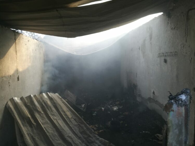 Lushnje/ Banesa shkrumbohet nga flakët, shpëtojnë gjyshja dhe mbesa