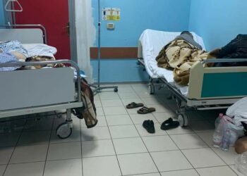 FOTO/ PACIENTËT TË MBULUAR ME BATANIJE TË VJETRA, PD DENONCON MUNGESË KUSHTESH NË SPITALIN E DURRËSIT