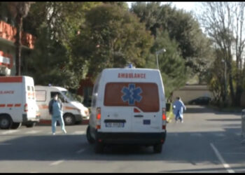 Fluks shtrimesh tek spitali Infektiv, oborri i mbushur me ambulanca, fundjava shton rastet