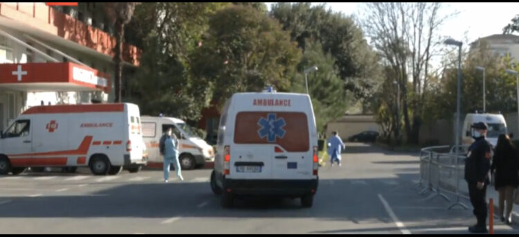 Fluks shtrimesh tek spitali Infektiv, oborri i mbushur me ambulanca, fundjava shton rastet