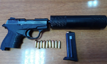 I akuzuar për përndjekje/ Kapet në Kavajë 65 vjeçari me pistoletë me silenciator me vete