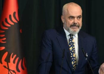 Shqipëria përkujton sot 76-vjetorin e Çlirimit! Rama e kujton me vargjet e Qemal Stafës: Një jetë e re po lulëzon gërmadhash