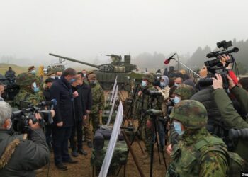 Pse po armatoset Serbia? Vuçiç falenderon Rusinë për dhurimin e tankeve dhe automjeteve të blindura