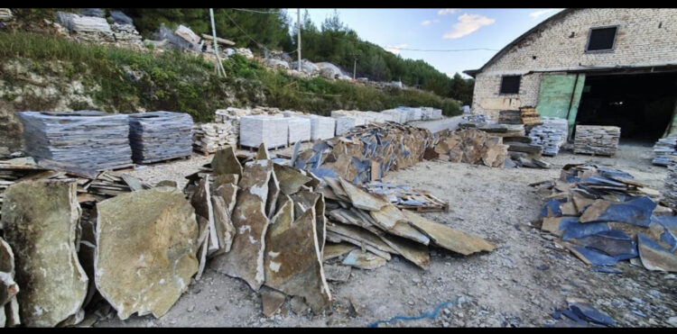 NXIRRNIN PLLAKA GURI NË MALIN E TOMORRIT/ ARRESTOHET NJË PERSON, SHPALLET NJË TJETËR NË KËRKIM